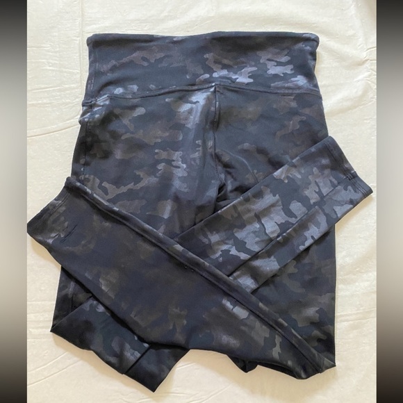 Spanx Faux Leather Camo Leggings petite medium - Picture 4 of 6